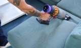 Prémiové vysávání! Testujeme vzpřímený vysavač Dyson V15 Detect Absolute